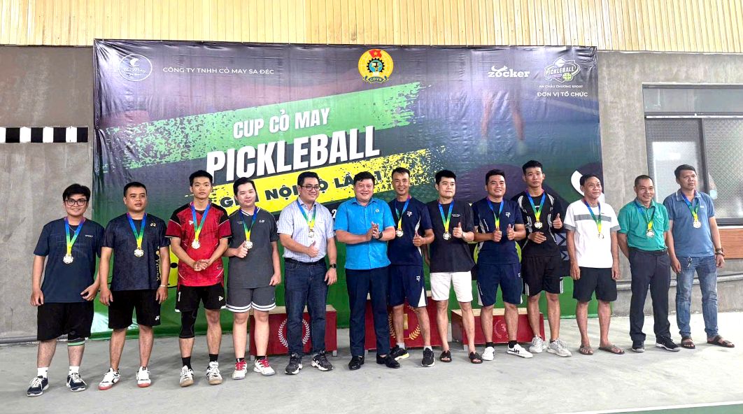 Trao Huy chuong cho cac doi dat thu hang tai giai Pickleball. Anh: Thanh Mai