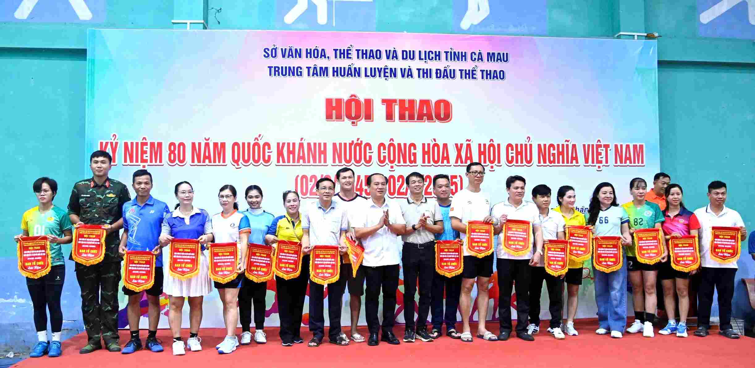 Le comite d'organisation offre des drapeaux souvenirs aux unites participant aux Jeux sportifs pour celebrer le 80e anniversaire de la fete nationale du 2 septembre. Photo : Van Dong