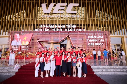 베트남 은행 노동조합 기관 노동조합은 국가 성과 전시회 '80년 독립 - 자유 - 행복 여정' 견학을 조직합니다. 사진: Thanh Thanh