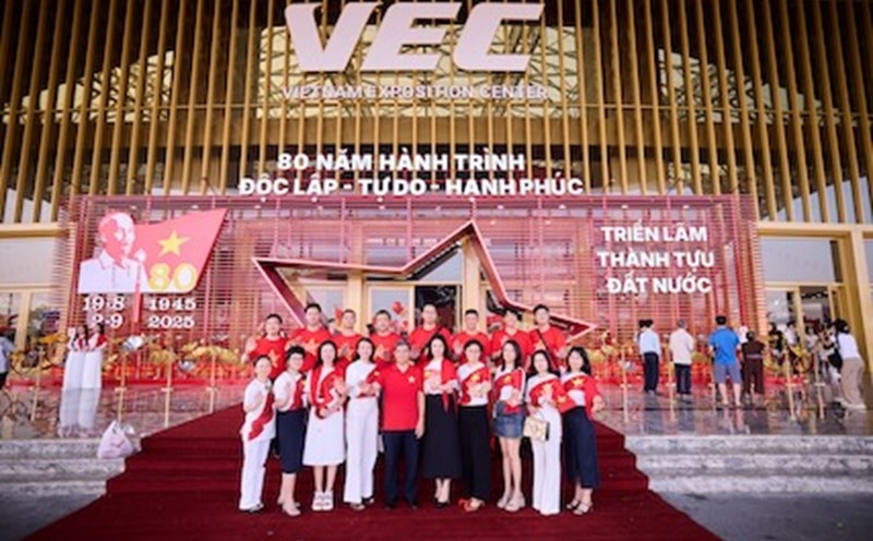 The Trade Union of the Vietnam Banking Trade Union organizes a visit to the National Achievement Exhibition "80 years of independence - freedom - Happiness". Photo: Thanh Thanh