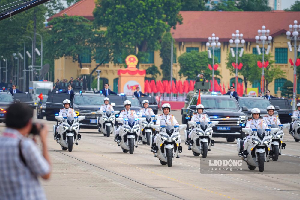 Khoi xe bao ve, ho tong lanh dao Dang, Nha nuoc va doan khach quoc te. Anh: Tuan Anh