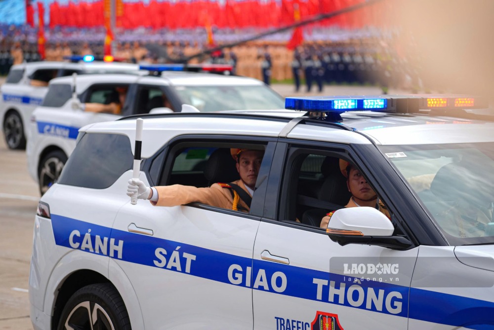 Khoi xe chi huy giao thong dan doan