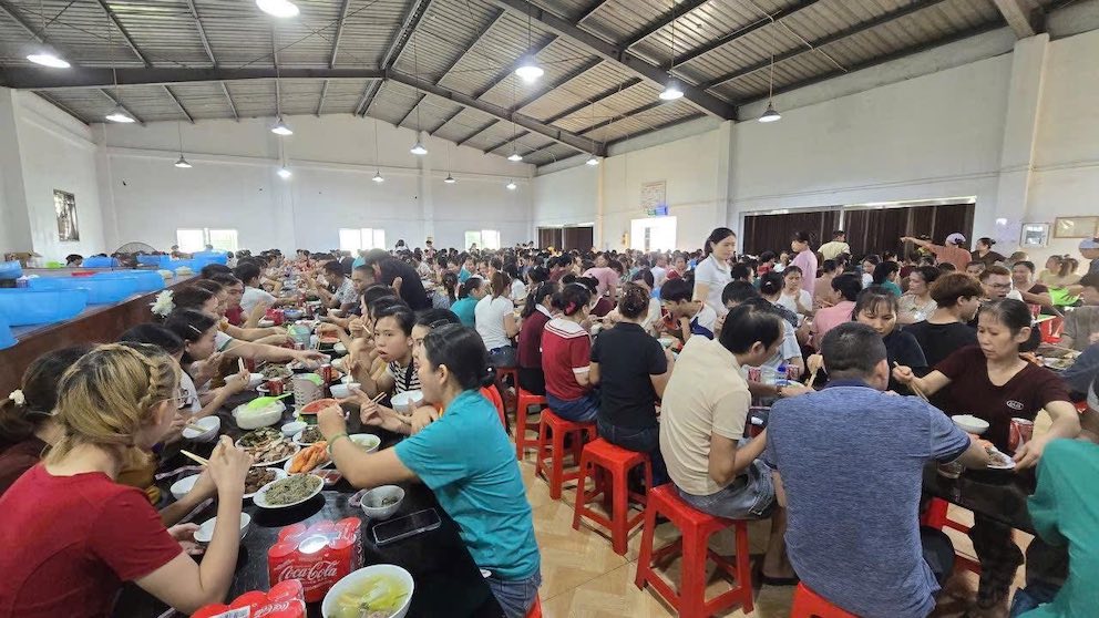 Dat Dang 의류 노동조합은 580명의 노동자를 위한 의미 있는 식사를 조직했습니다. 사진: Dat Dang 의류 유한 회사