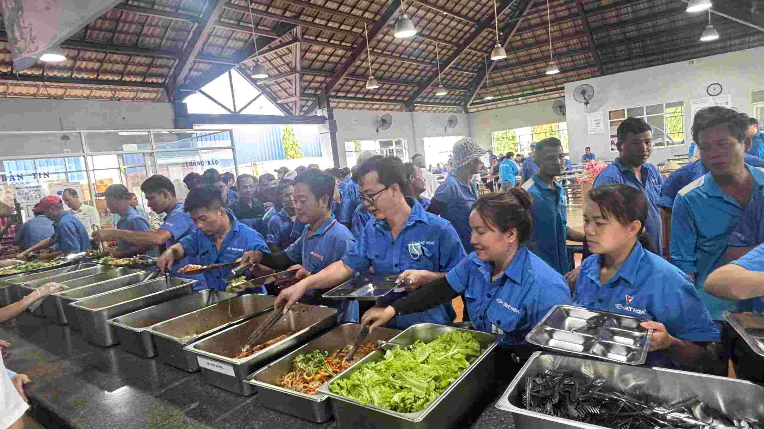 Co gan 600 doan vien, lao dong duoc thu huong bua com. Anh: Cong doan cung cap