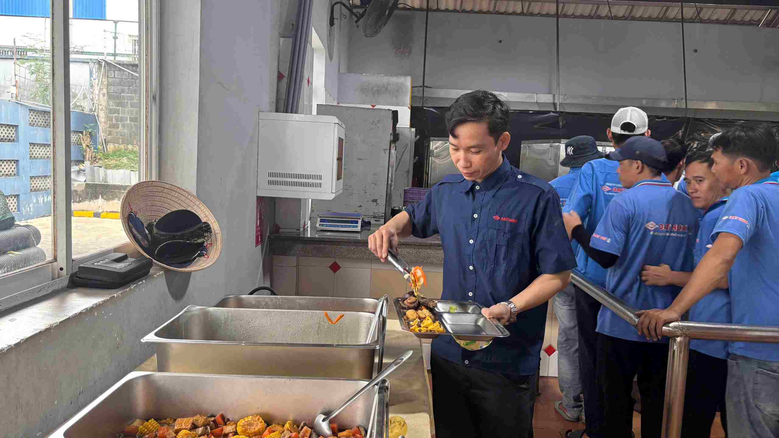 노동조합 식사는 노동조합원을 위한 뷔페 형태로 조직됩니다. 사진: 노동조합 제공