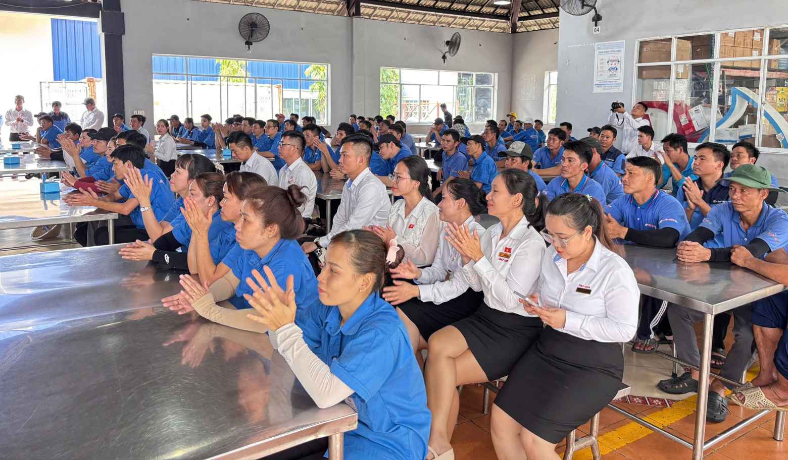 Chuong trinh duoc to chuc trong khong khi vui tuoi, am ap. Anh: Cong doan cung cap