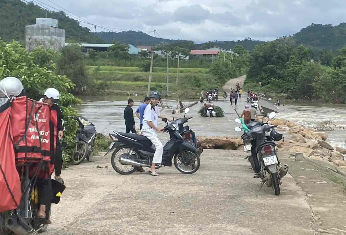 Phuong tien nguoi dan khong the qua lai ngam tran. Anh: Thanh Tuan 