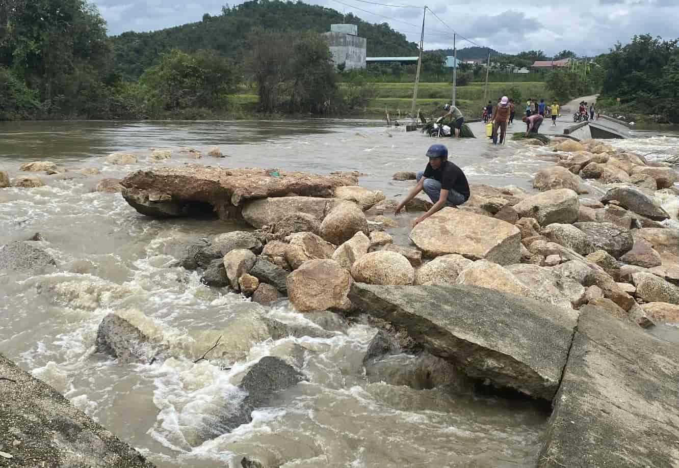 폭우로 인해 침수 및 지하 손상이 발생하여 개울을 건너 Mo Nang 마을로 흘러 들어갔습니다. 사진: Thanh Tuan