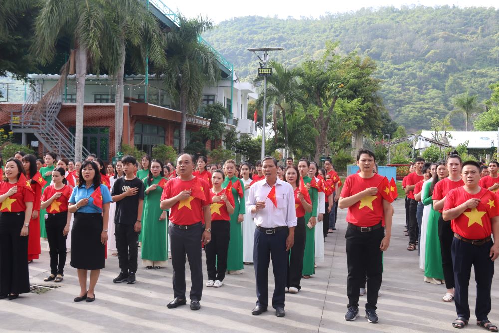 Plus de 200 cadres membres du syndicat et employes de la societe par actions Yen sao DTNest Khanh Hoa ont participe a la ceremonie de lever du drapeau en vue de la fete nationale du 2 septembre. Photo : Phuong Linh