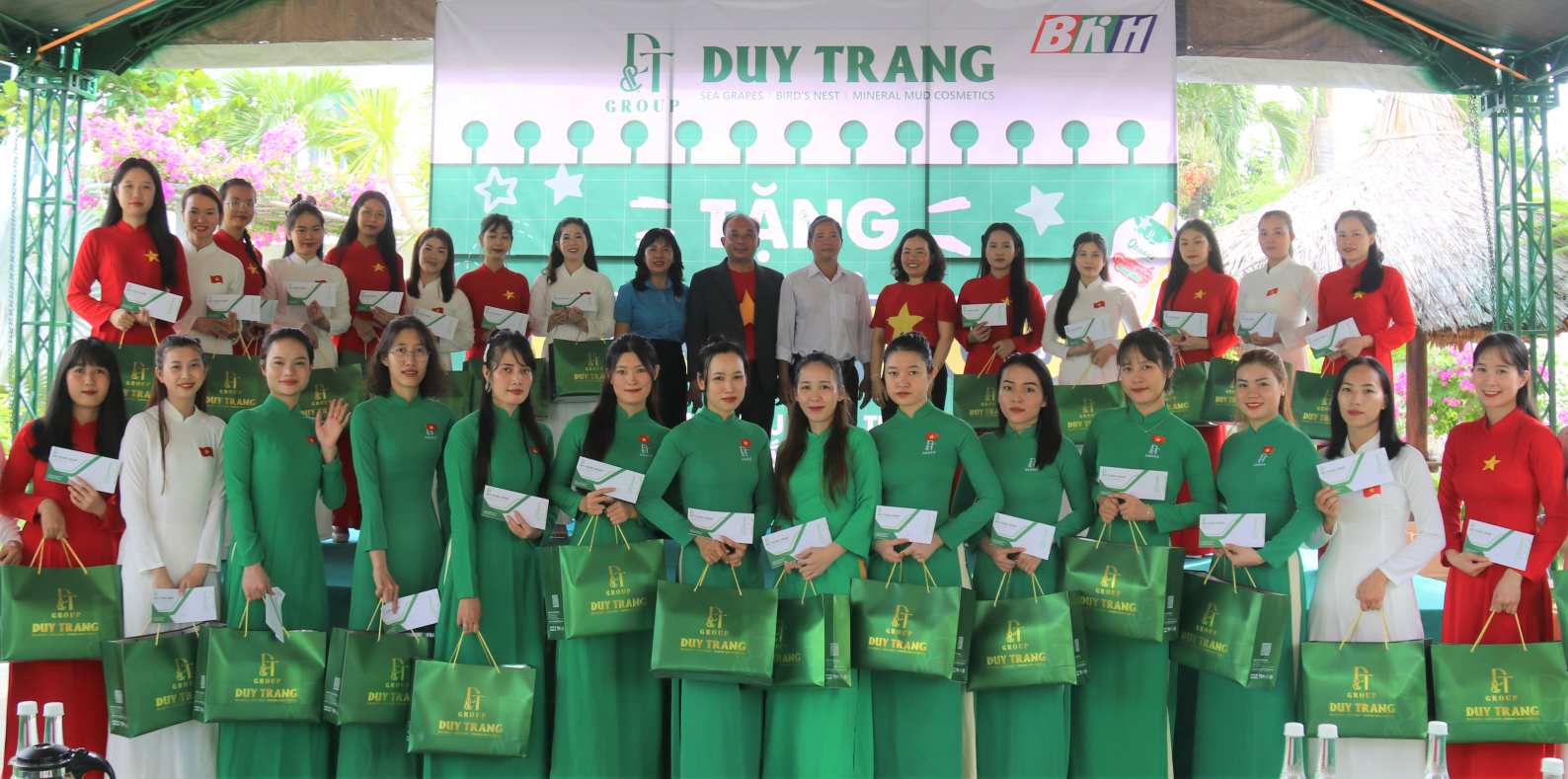 Lanh dao doanh nghiep trao qua cho cac doan vien tieu bieu va tang qua de nguoi lao dong don Tet Doc lap. Anh: Phuong Linh