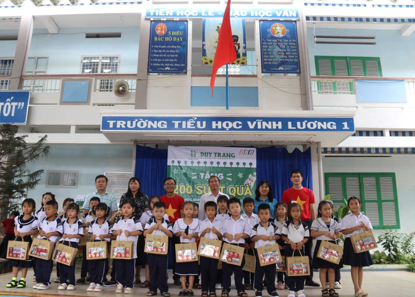 Cong ty Co phan Yen sao DTNest Khanh Hoa trao nhung phan qua tang cac em hoc sinh tren dia ban nhan dip khai giang nam hoc moi, dong hanh cung cac em tren con duong chinh phuc tri thuc, xay dung tuong lai. Anh: Phuong Linh