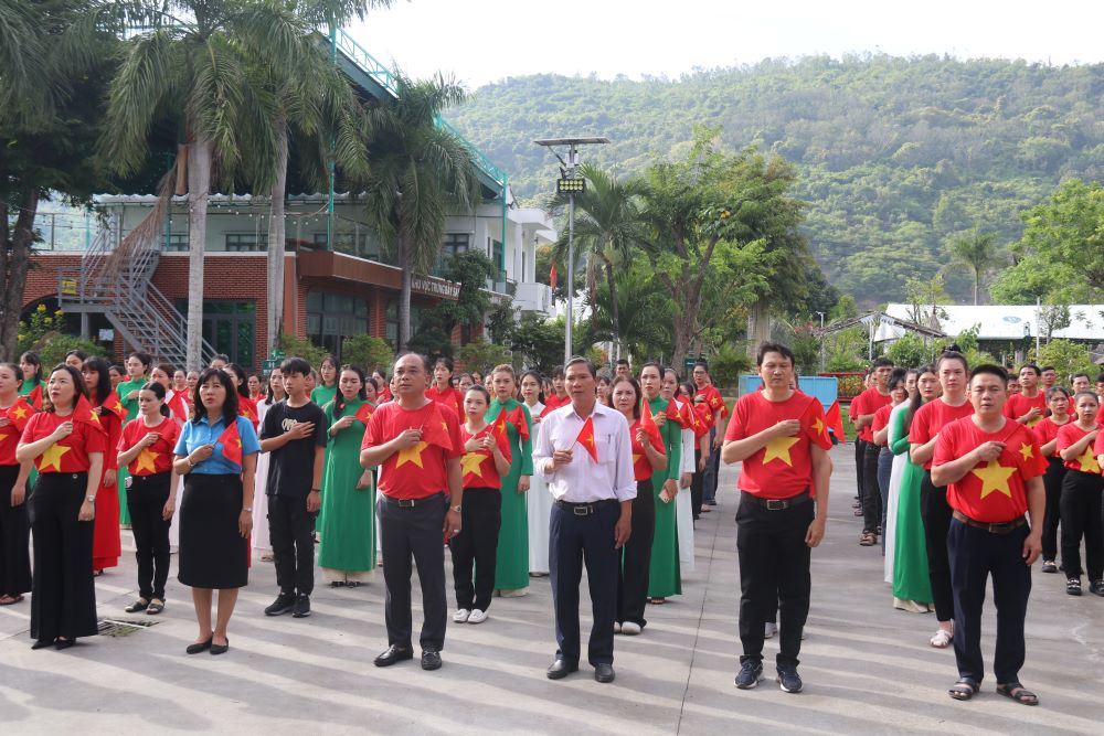 Ban lanh dao cong ty va dai dien Cong doan phuong Bac Nha Trang cung toan the nguoi lao dong Cong ty Co phan Yen sao DTNest Khanh Hoa cung hat Quoc ca ky niem ngay Quoc khanh 2.9. Anh: Phuong Linh