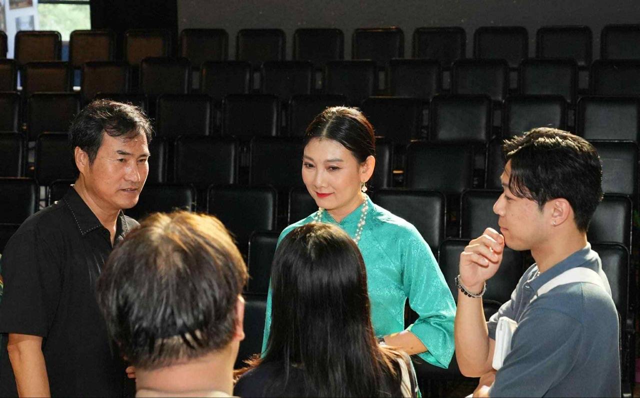NSND My Uyen lam viec voi e-kip Han Quoc. Anh: Nghe si cung cap.