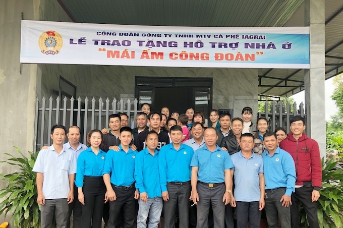 L'Union commercial de base de Ia Grai Coffee Co., Ltd. a accorde un soutien a la construction d'une nouvelle maison syndicale. Photo: Pham Tuong