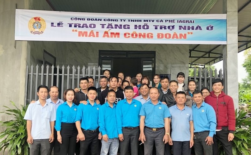 The Trade Union of Ia Grai Coffee Company Limited presented support to build a new Trade Union Shelter. Photo: Pham Tuong