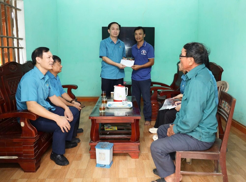 La Federation du travail de Ha Tinh a rapidement encourage et soutenu les membres syndicaux en difficulte apres le passage de la tempete n° 5. Photo : Syndicat de Ha Tinh