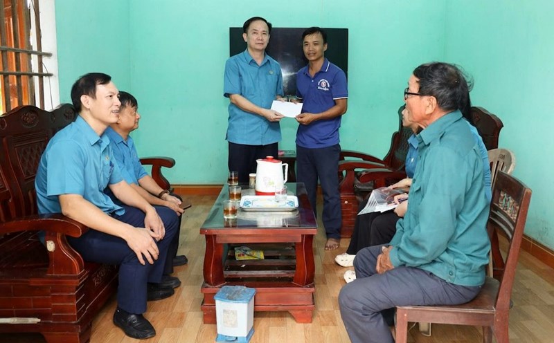 Ha Tinh Labor Federation promptly encouraged and supported union members in difficulty after storm No. 5 passed. Photo: Ha Tinh Trade Union