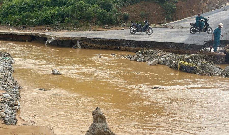 La route unique menant aux villages montagneux de la commune de Ben Quan emportee par les inondations. Photo : Comite populaire de la commune de Ben Quan