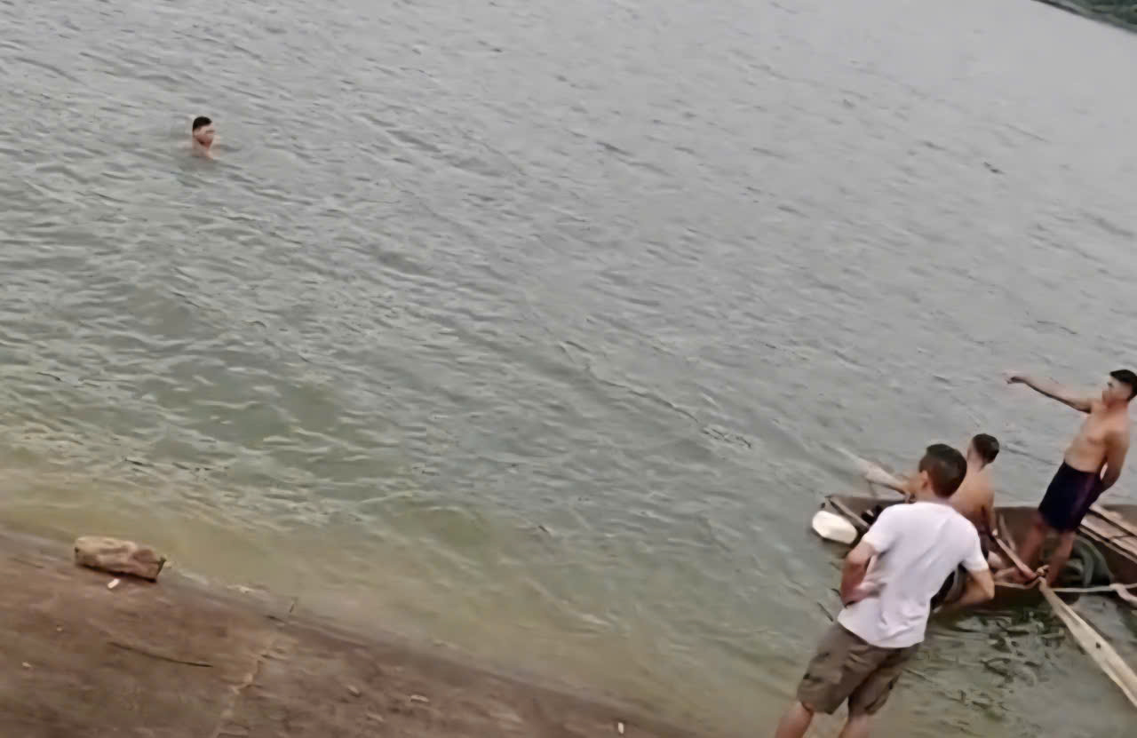 Scene ou la noyade tragique a cause la mort de deux freres et sœurs. Photo : Tien Phong
