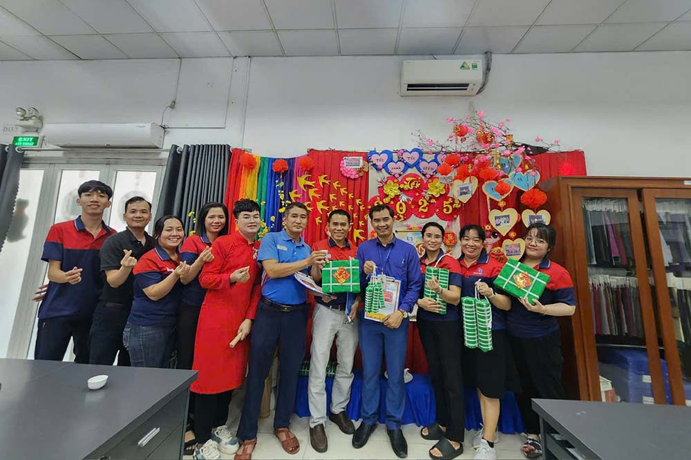 Ouvriers et travailleurs de Tay Ninh lors d'un concours pour developper leurs competences. Photo : CDCS de la societe textile Tran Hiep Thanh