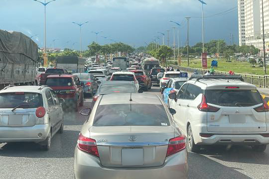 Conference sur le pont Dong Tru (Hanoi) dans l'apres-midi du 30 août. Photo: Hoang Huy