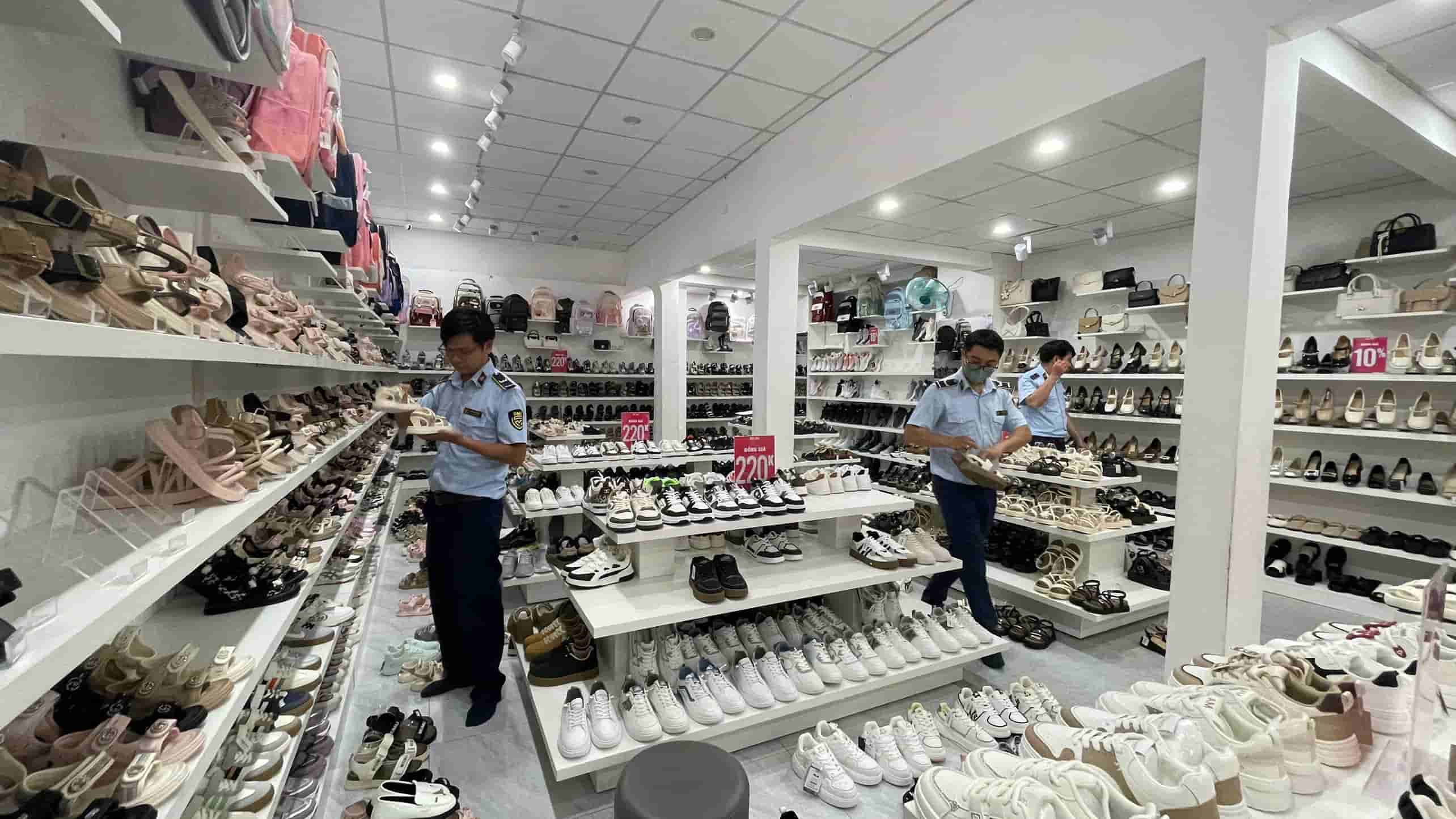 당국은 상표 위조 상품 판매를 위반한 사업체를 검사하고 처리합니다. 사진: Trong Hieu