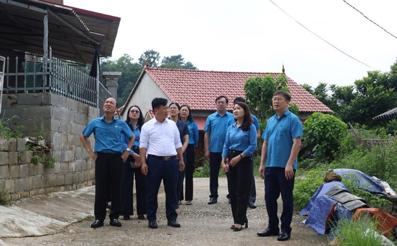 The working group came to survey the location of the "Lighting up the village road" project in Hoang Van Thu commune, Lang Son province. Photo: Quyet Chien