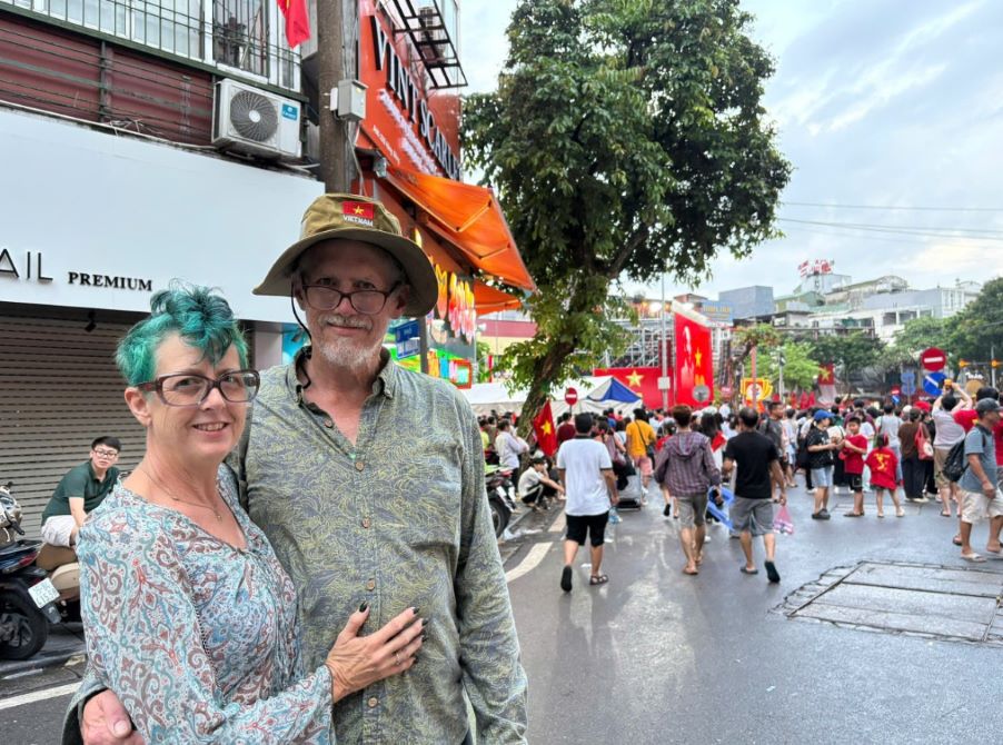 Bob va vo trong chuyen du lich toi Ha Noi. Anh: Huyen Pham
