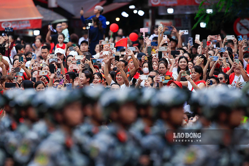 Tras ver tres veces el desfile del A80, los visitantes occidentales se sorprenden del orgullo de Vietnam.