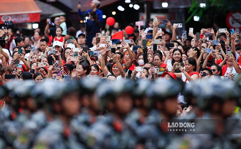 People and tourists cheered and welcomed the A80 parades and parades during the rehearsal. Photo: Minh Dan