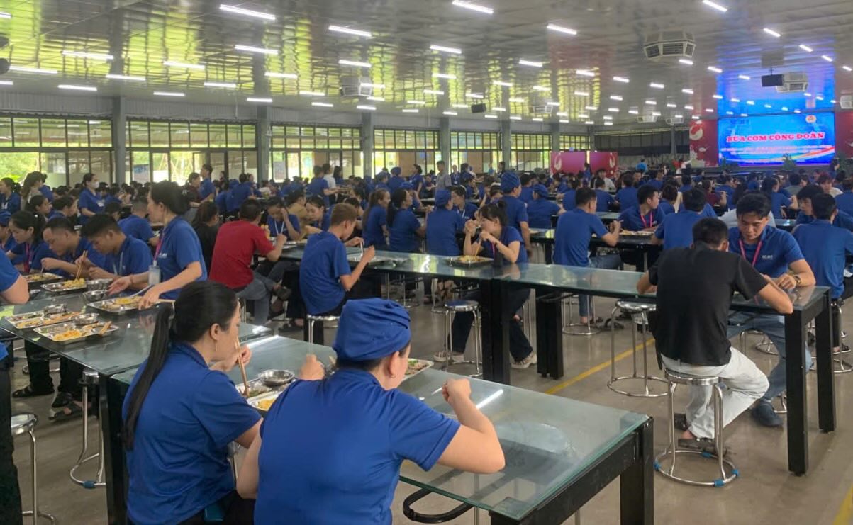 노조 밥상에 둘러앉은 노동자들 따뜻한 노조 밥상. 사진: 후에 노조