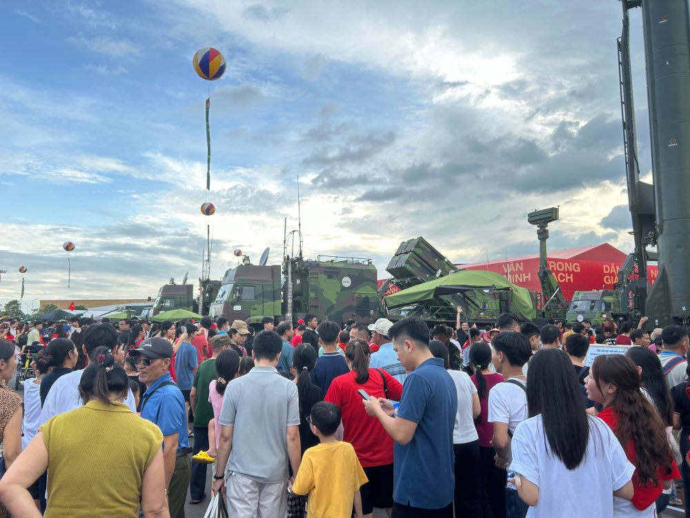 수십만 명의 방문객이 국가 성과 전시회를 방문했습니다. 사진: Huong Nha