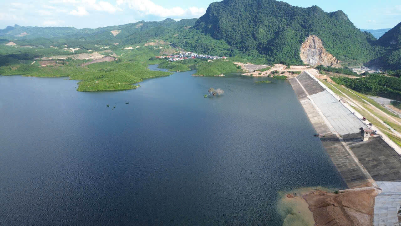 방수로 임계값을 초과한 물 티베트 저수지는 8월 30일 오후에 방수로 2개를 열라는 명령을 받았습니다. 사진: Dang Tinh