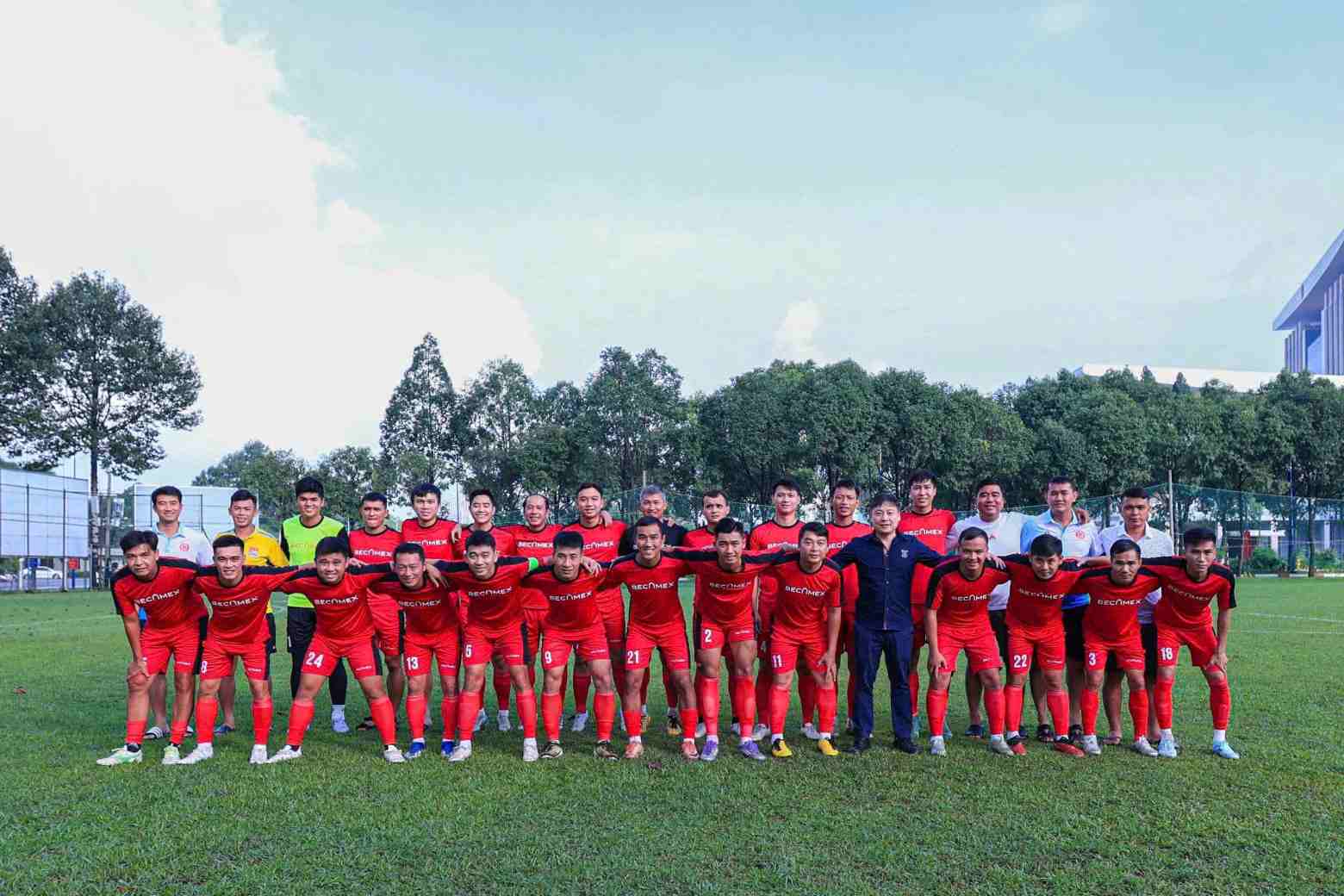 Pho Giam doc Cong an TPHCM Phan Huy Van tham va dong vien doi bong Cong an TPHCM. Anh: Thanh CAPSPORT