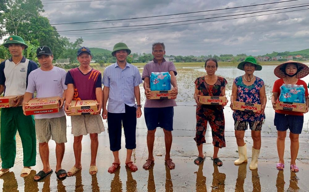 Ho tro nguoi dan bi ngap lut nhu yeu pham thiet yeu. Anh: Khanh Trinh