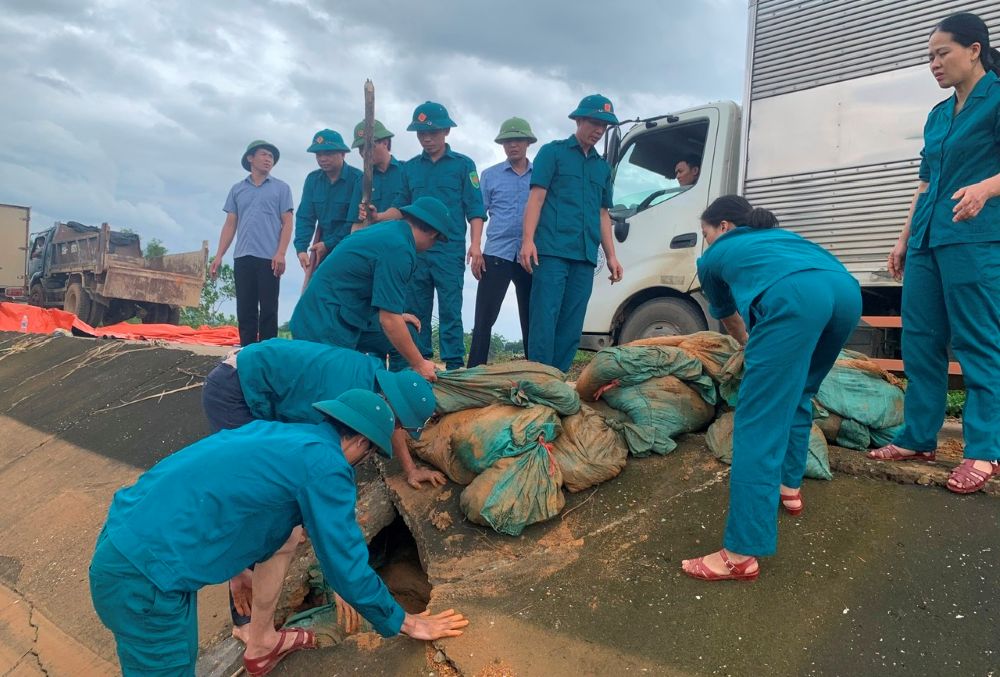 Huy dong luc luong gia co mai de dai khoang 130m va lap lo thung tren mai de nham ung pho voi mua bao so 6. Anh: Khanh Trinh
