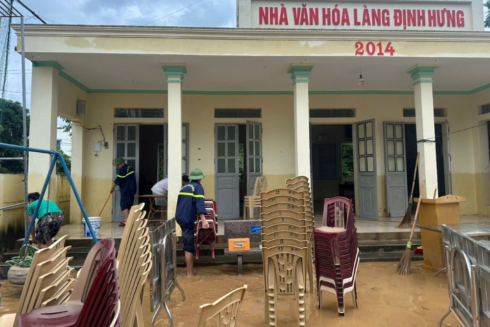 Luc luong chuc nang xa Kim Tan, tinh Thanh Hoa khan truong khac phuc hau qua mua lu do bao so 5. Anh: Khanh Trinh