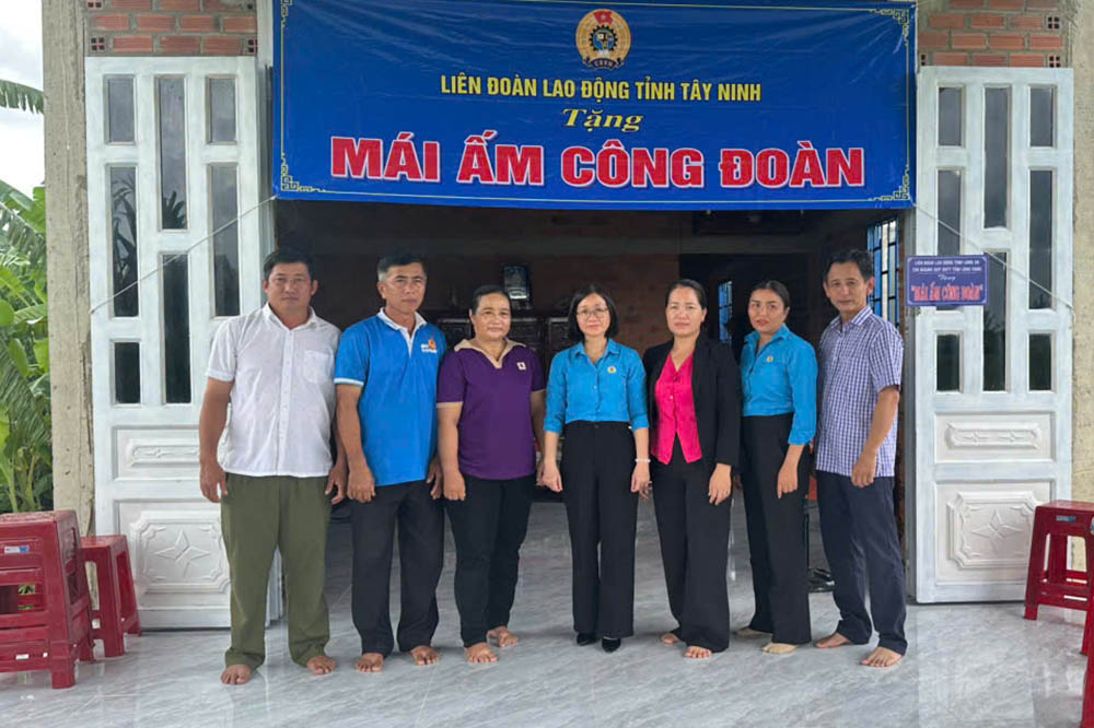 Le Thi Mong Tuyen 씨에게 노동조합의 집을 수여합니다. 사진: Tay Ninh 지방 노동 연맹