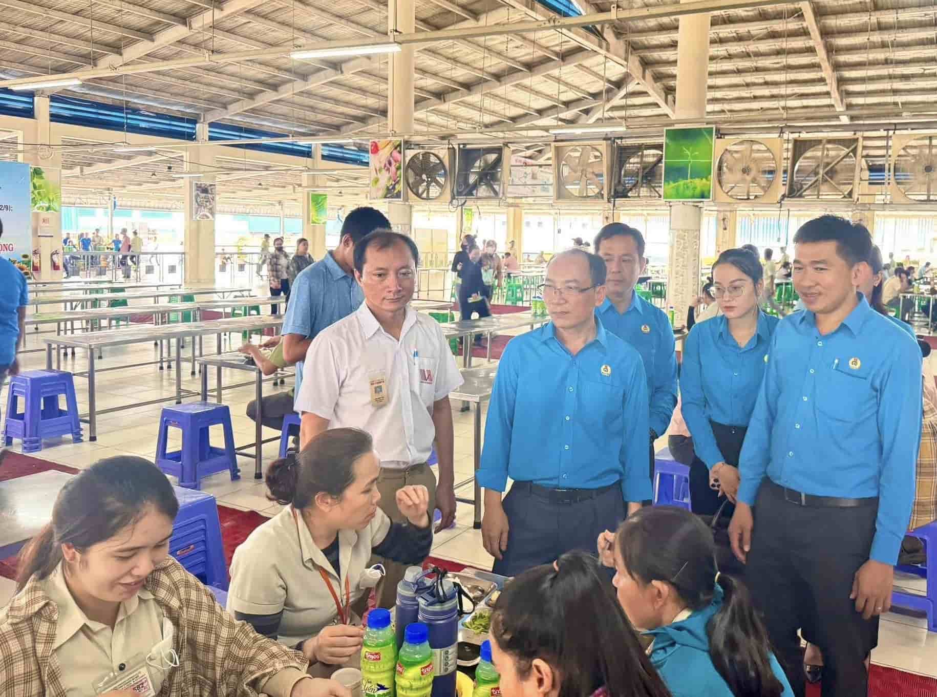 노동조합은 조합원 및 노동자와 함께 노동조합 점심 식사에 참석했습니다. 사진: 지방 노동 연맹