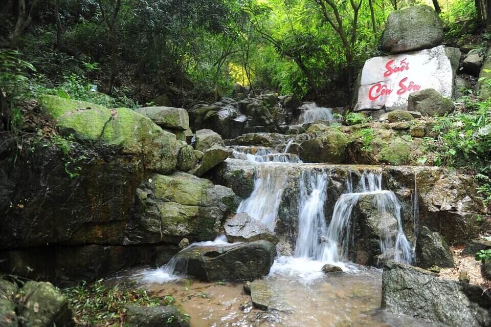 Rio Con Son ciudad de Hai Phong el agua fluye verde y fresca. Foto: BQL Khu Di Tich Con Son - Kiep Bac proporcionada