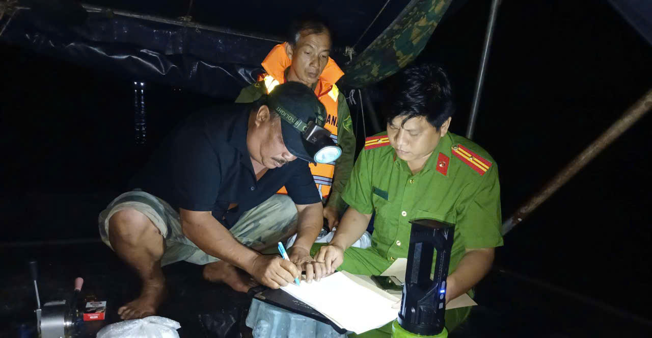 Lực lượng Công an phường Bến Tre kiểm tra, tạm giữ ghe gỗ chở cát sông không rõ nguồn gốc trên sông Hàm Luông, tỉnh Vĩnh Long. Ảnh: Công an cung cấp
