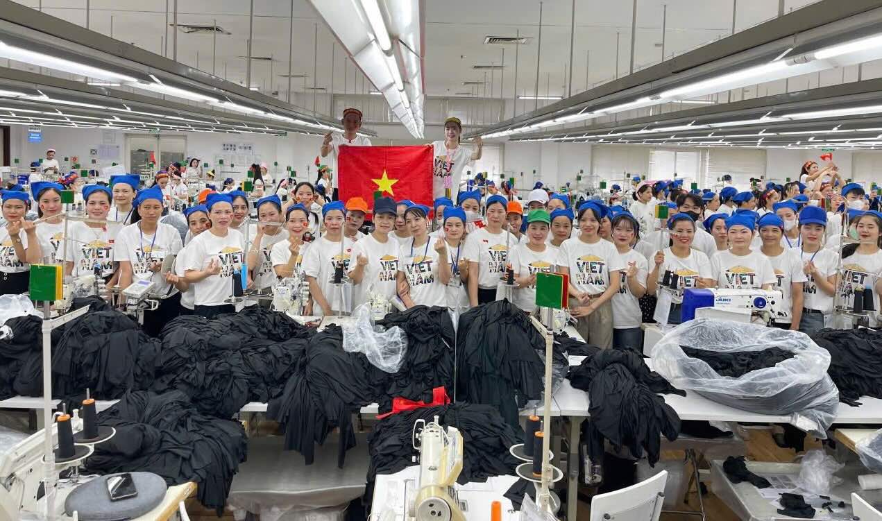 Hang nghin doan vien, cong nhan cung mac len minh sac co To quoc. Anh: Cong doan Cong ty TNHH Sakurai Viet Nam