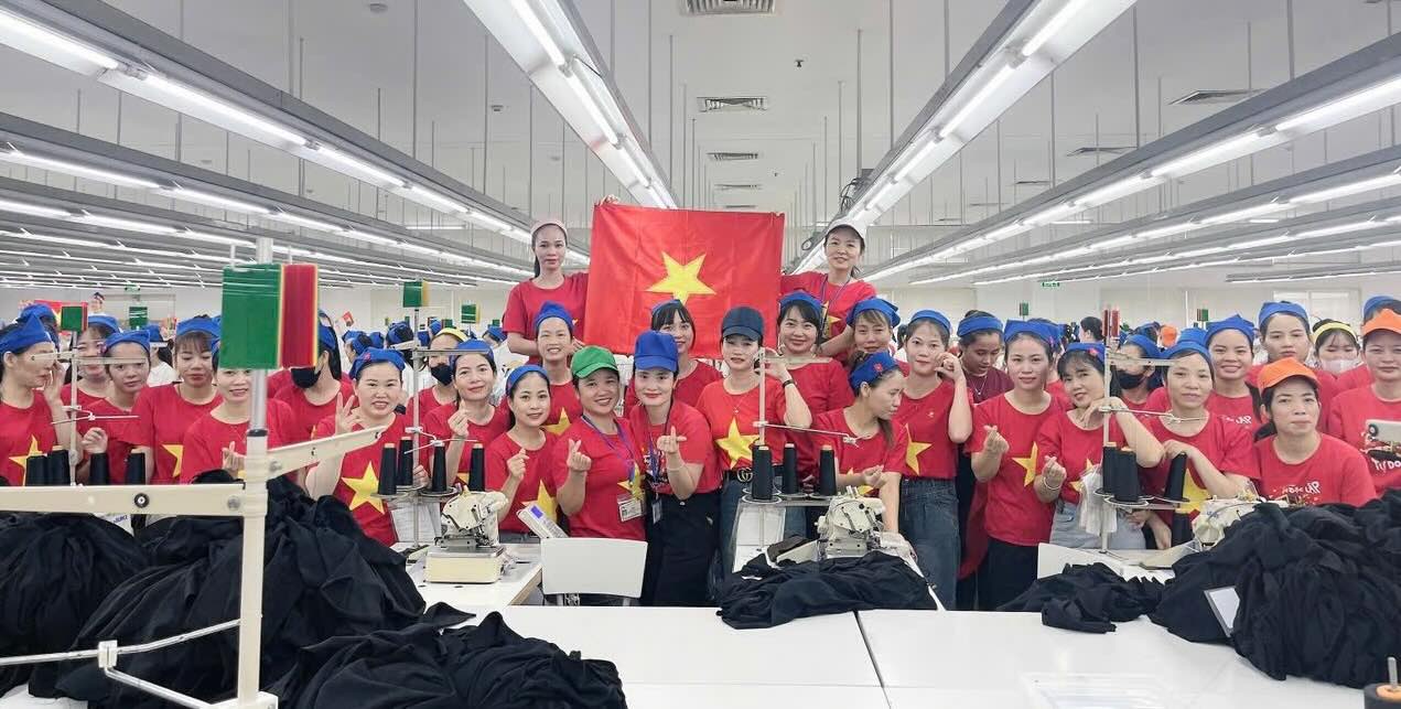 노동조합원과 노동자들이 9월 2일 국경일을 맞아 애국심을 표현하고 있습니다. 사진: 사쿠라이 베트남 유한회사 노동조합