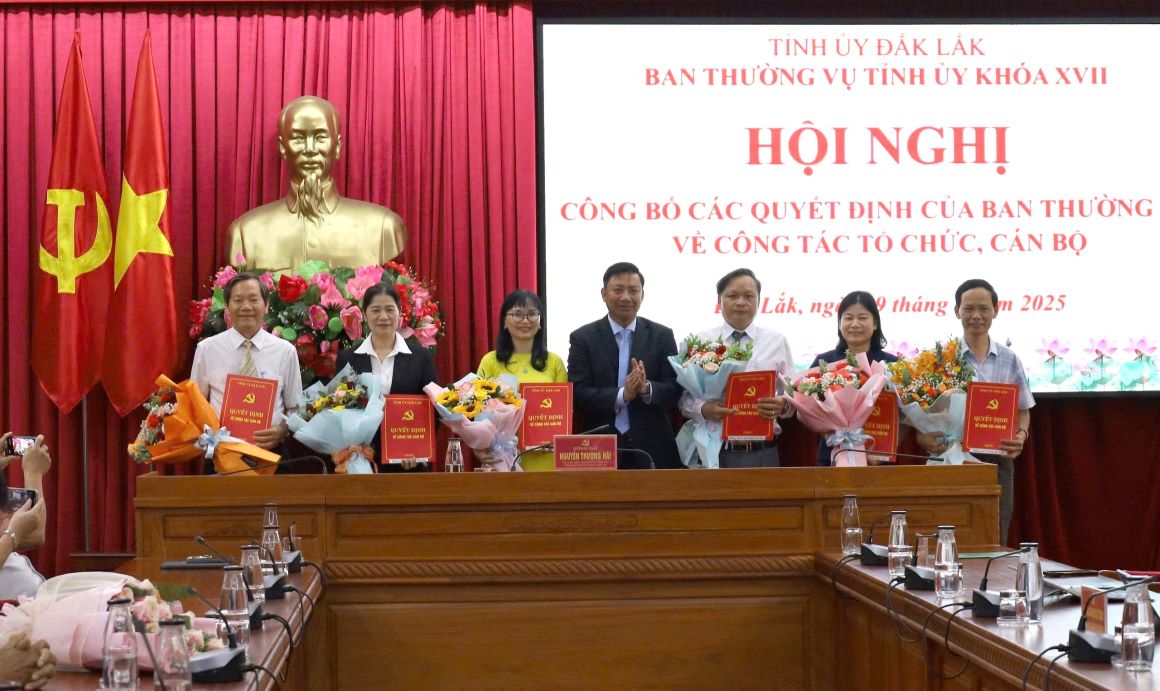 Cadres in Dak Lak are allowed to retire early according to Decree 178. Photo: Ha My