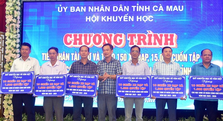 El Sr. Nguyen Van Khoi vicepresidente del Comite del Frente de la Patria de la provincia de Ca Mau entrega placas conmemorativas de patrocinio de bicicletas de practica a las comunas y barrios. Foto: Nhat Ho