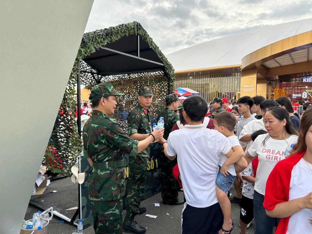 Nguoi dan nhan nuoc loc mien phi tu cac can bo, chien si thuoc Bo Quoc phong. Anh: Huong Nha