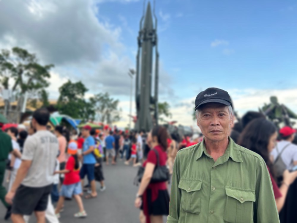 ベテランのNguyen van Yen（Hoang Liet、Hanoi）は、8月30日の午後に80年の国の功績展を訪れました。写真：Huong