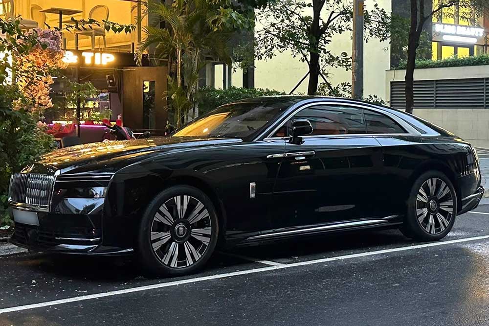 ホーチミン市で記録された純粋に電気自動車のロールス・ロイス・スペクトル、超高級車は、黒色のエクステリアと2色のマルチホイールを備えています。写真:Phong Diep