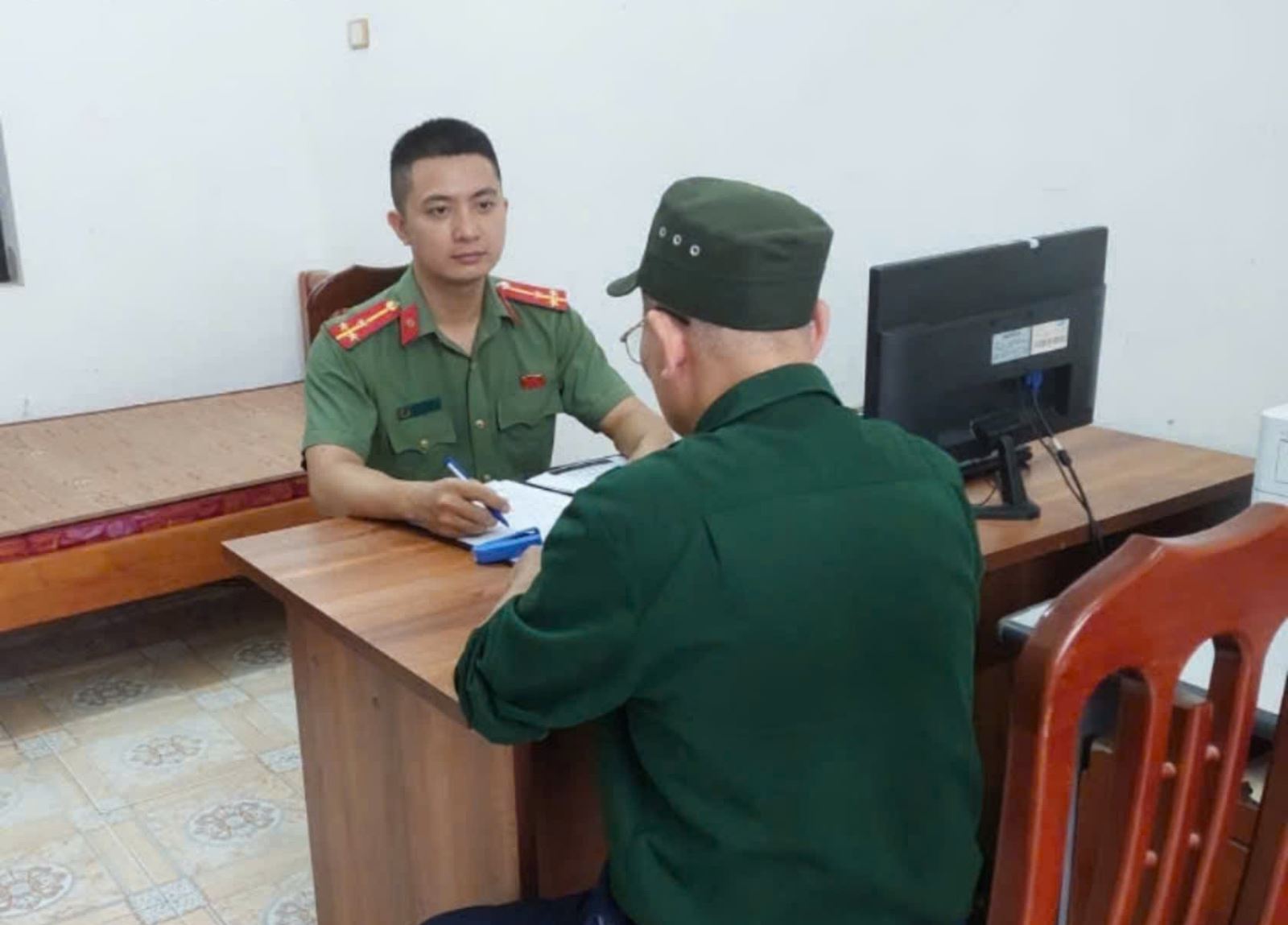 Ông N.T.S tại cơ quan Công an. Ảnh: Công an tỉnh Hưng Yên
