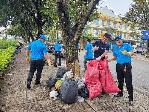 Hon 100 doan vien o Cong doan co so Cong ty TNHH Dong Thuy tu hao khi khoac len minh mau ao Cong doan tham gia hoat dong vi cong dong. Anh: Do Lam